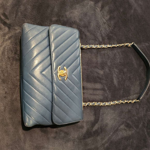 Chanel Chevron Trendy Flap Bag - Picture 2 of 15